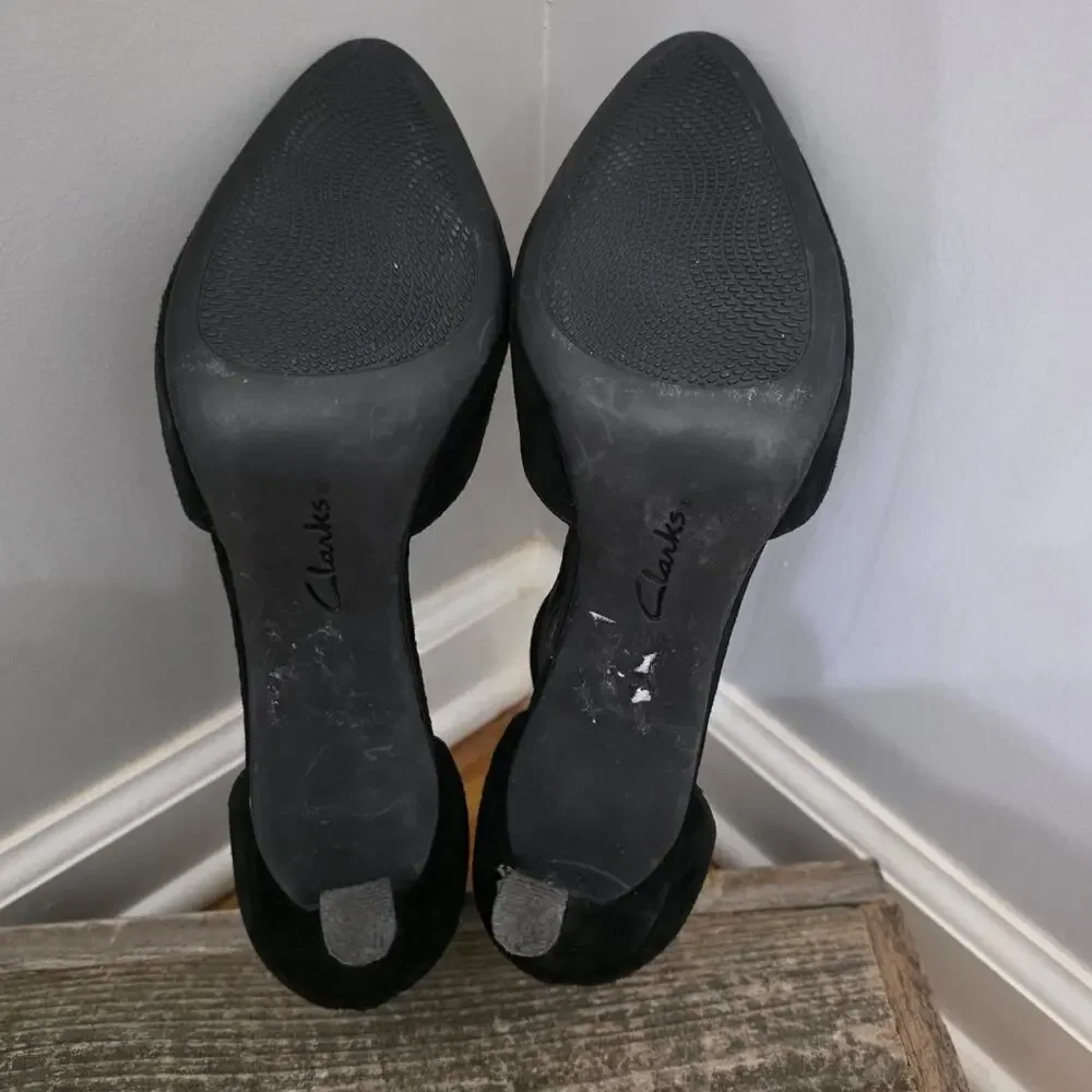 ​Clarks Artisan Black Suede T-Strap Pointed Toe Pumps Back Zip Heels Size 7.5